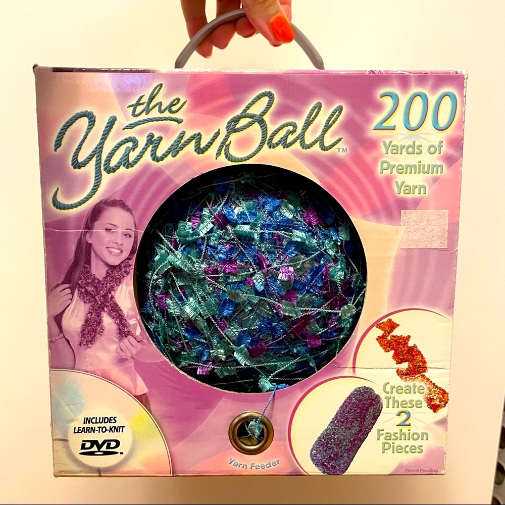 The yarn ball - Knitting kit + bonus plastic knitting needles (size 11/8/mm)